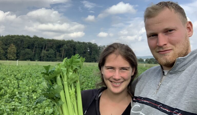 Anna und Marlon mit frisch geerntetem Staudensellerie
